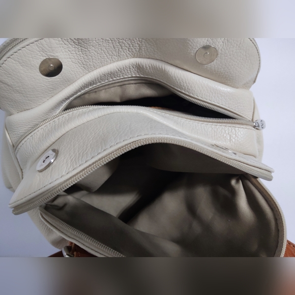 Valentina Cream and Tan Leather Handbag. Pre-owned. Great Condition. - Picture 11 of 15